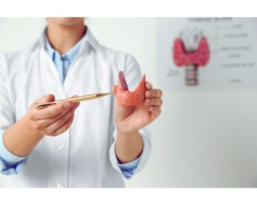 甲状腺の症状を見逃さないために：初期症状から注意点までのアイキャッチ画像